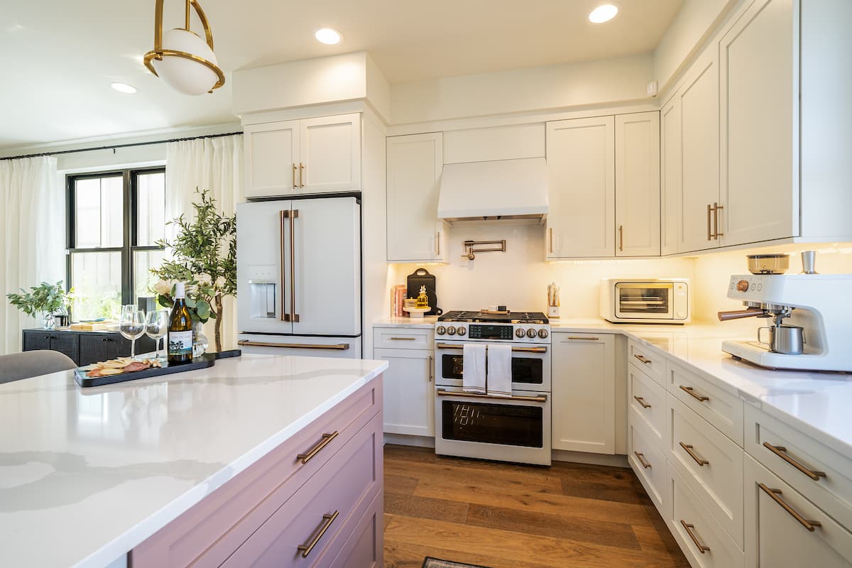 Coco Chelan chef kitchen with gas range, dual ovens, espresso machine, and large island